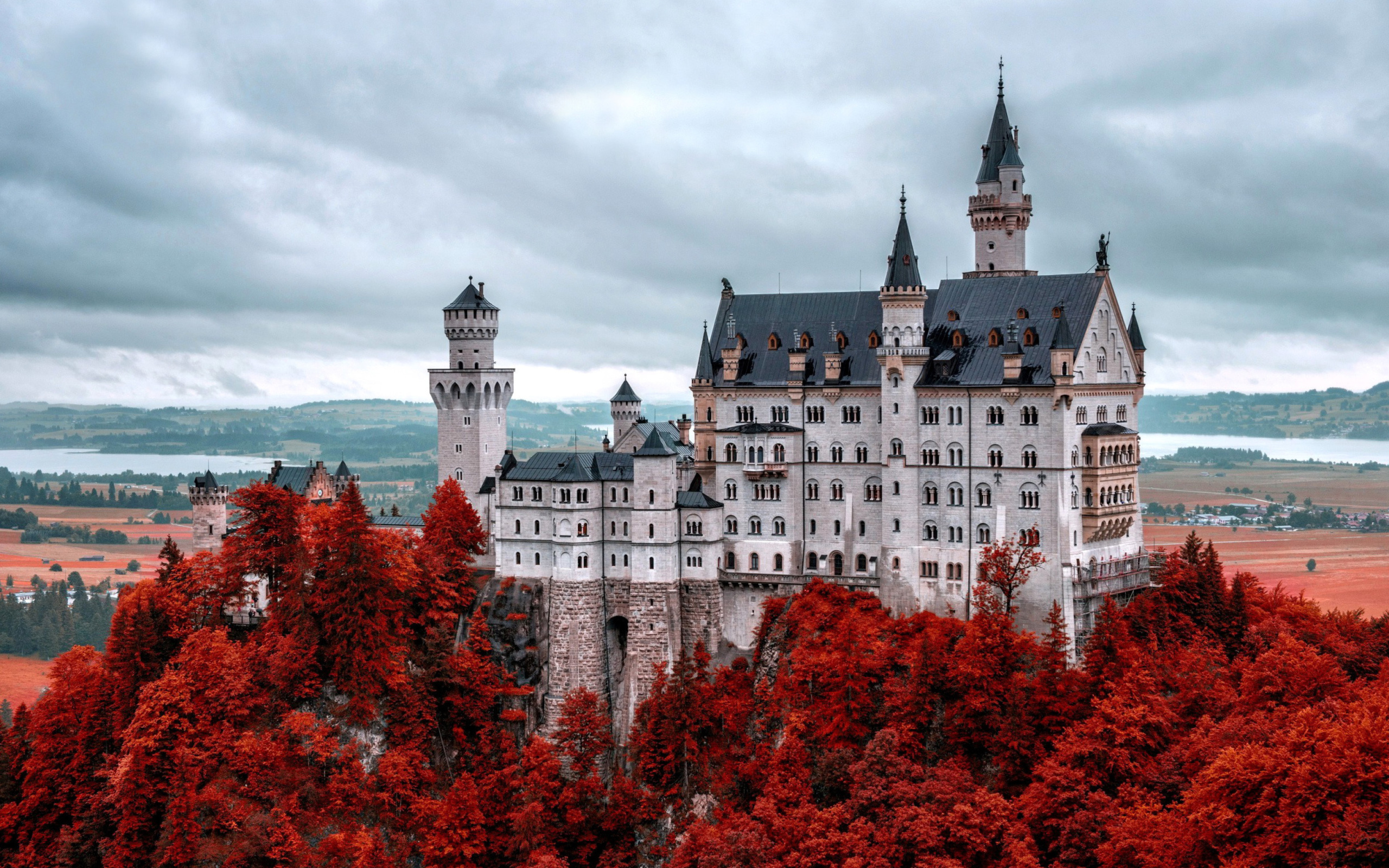 Screenshot №1 pro téma Neuschwanstein Castle in Fall 2560x1600