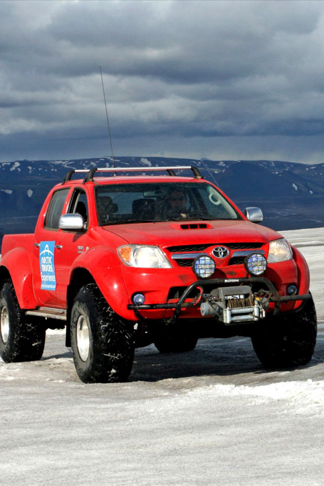 Fondo de pantalla Toyota Hilux 640x960