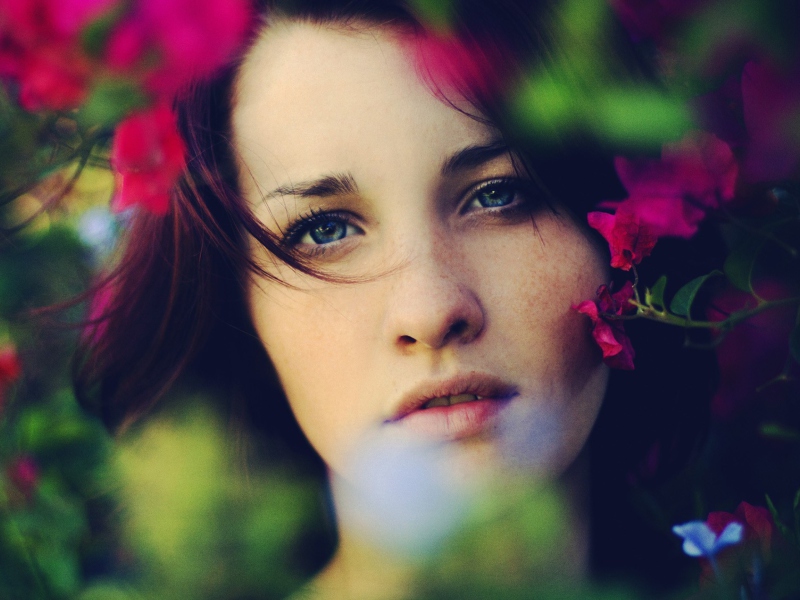 Girl With Deep Blue Eyes wallpaper 800x600
