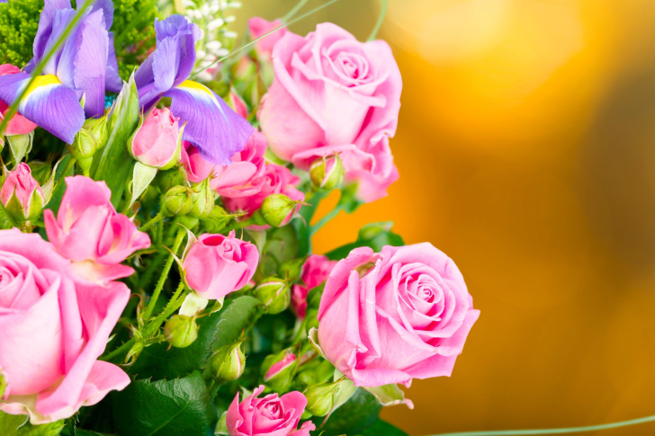 Spring bouquet of roses wallpaper
