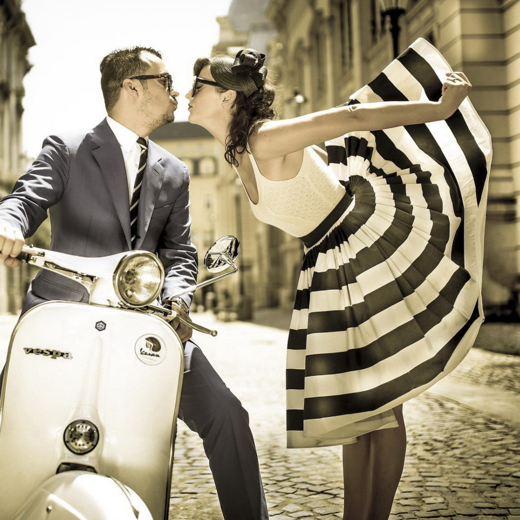 Fondo de pantalla Retro Couple And Vintage Vespa 1024x1024