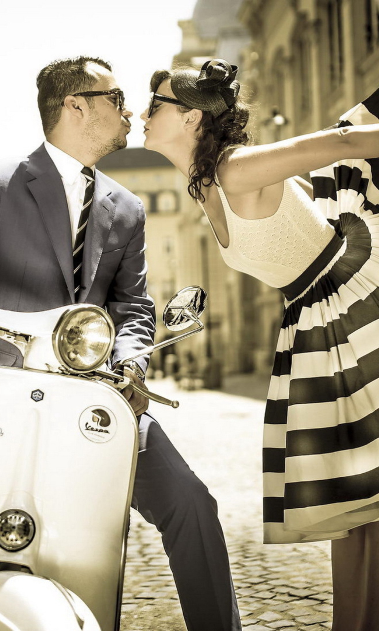 Screenshot №1 pro téma Retro Couple And Vintage Vespa 768x1280