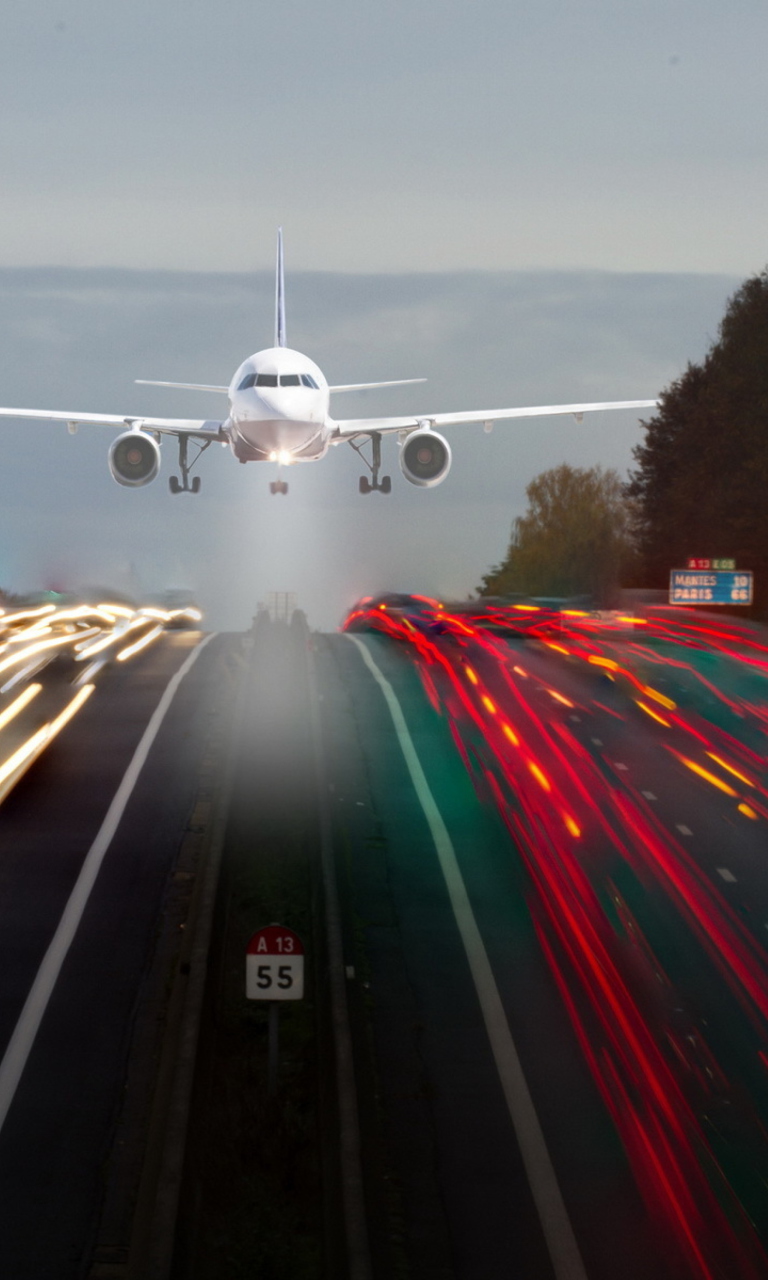 Das Airplane Landing Wallpaper 768x1280