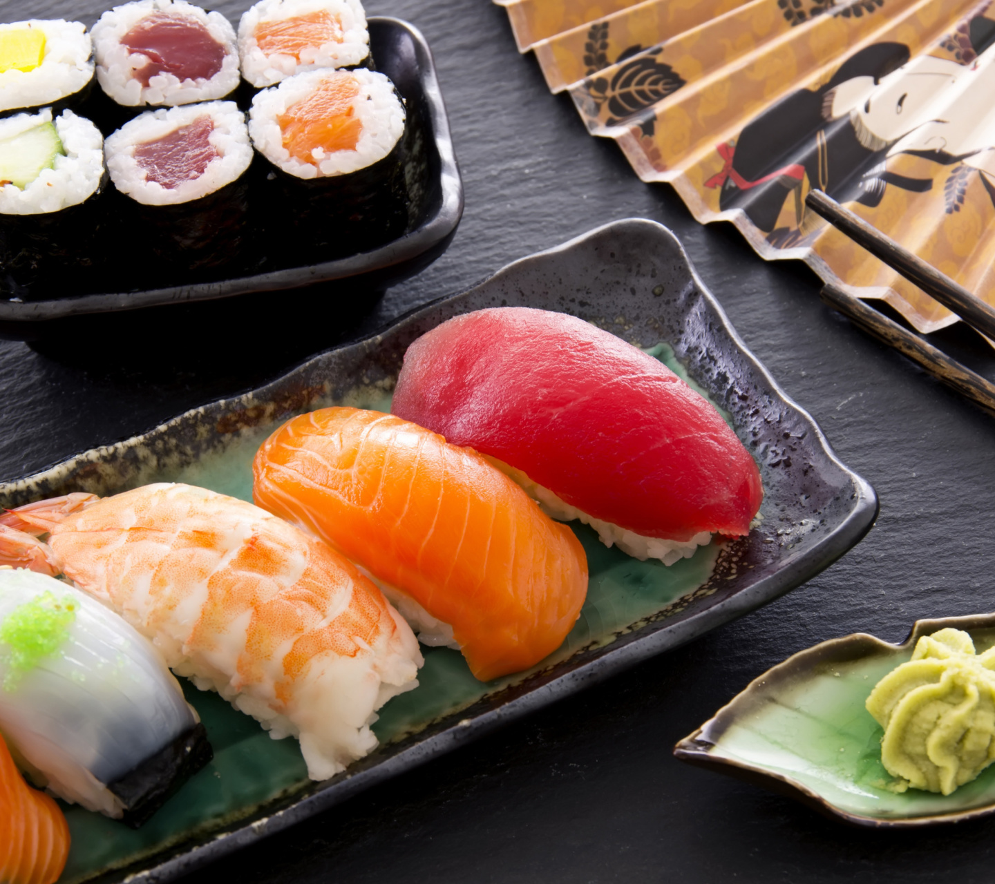 Обои Sushi with salmon, tuna and shrimp 1440x1280