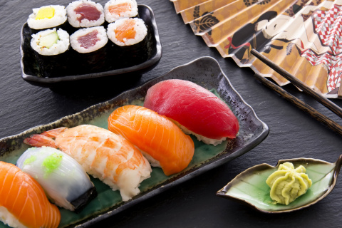 Обои Sushi with salmon, tuna and shrimp 480x320