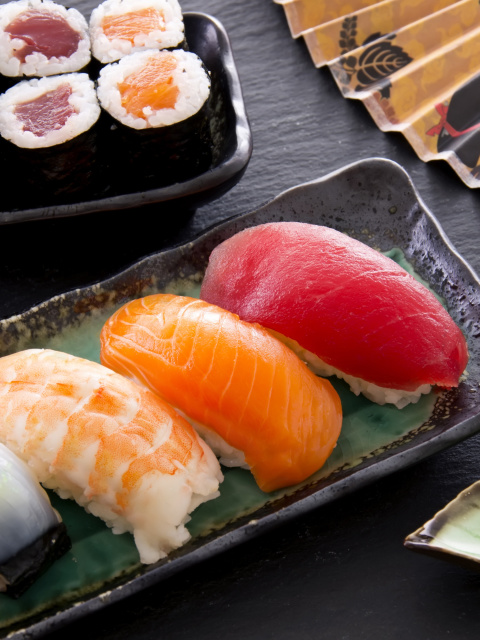 Обои Sushi with salmon, tuna and shrimp 480x640