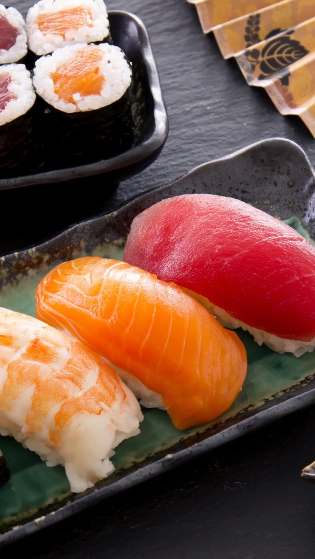 Das Sushi with salmon, tuna and shrimp Wallpaper 640x1136