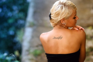 Girl With Tattoo - Obrázkek zdarma pro HTC Desire