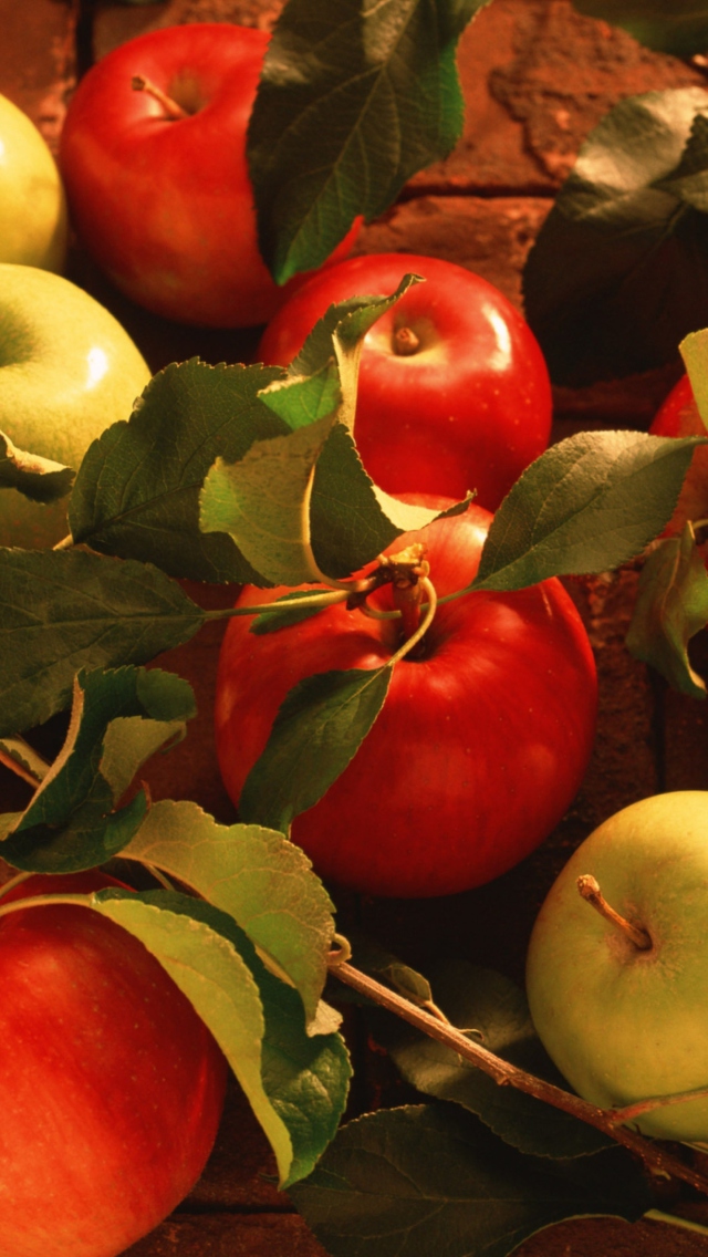Red Apples & Green Apples wallpaper 640x1136