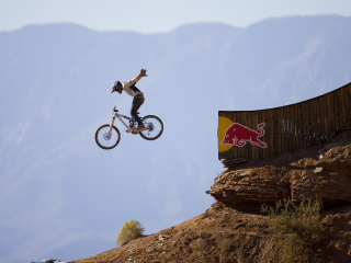 Das Red Bull Extreme Bicyclist Wallpaper 320x240