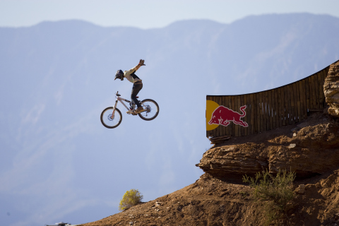 Das Red Bull Extreme Bicyclist Wallpaper 480x320