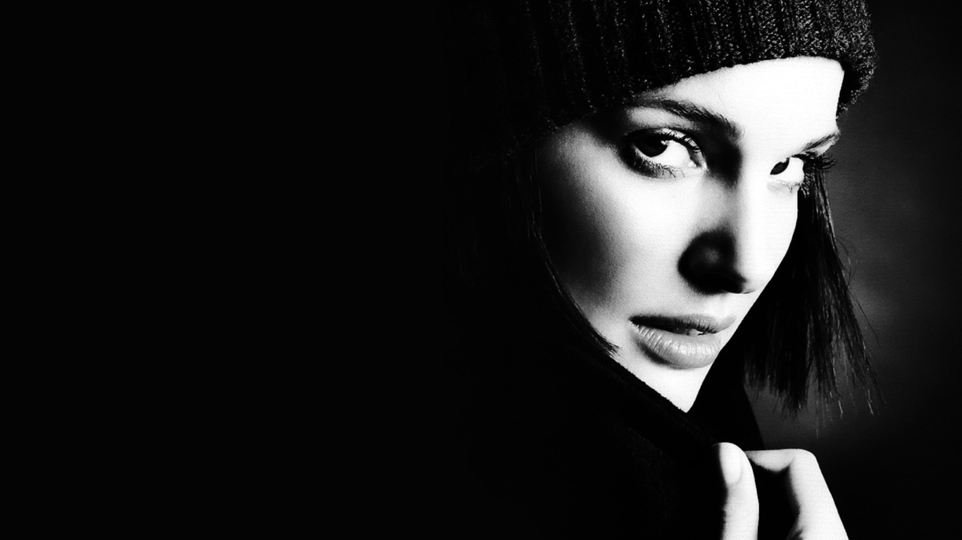Sfondi Natalie Portman Black And White 1366x768