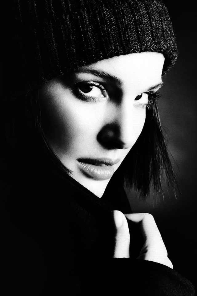 Sfondi Natalie Portman Black And White 640x960
