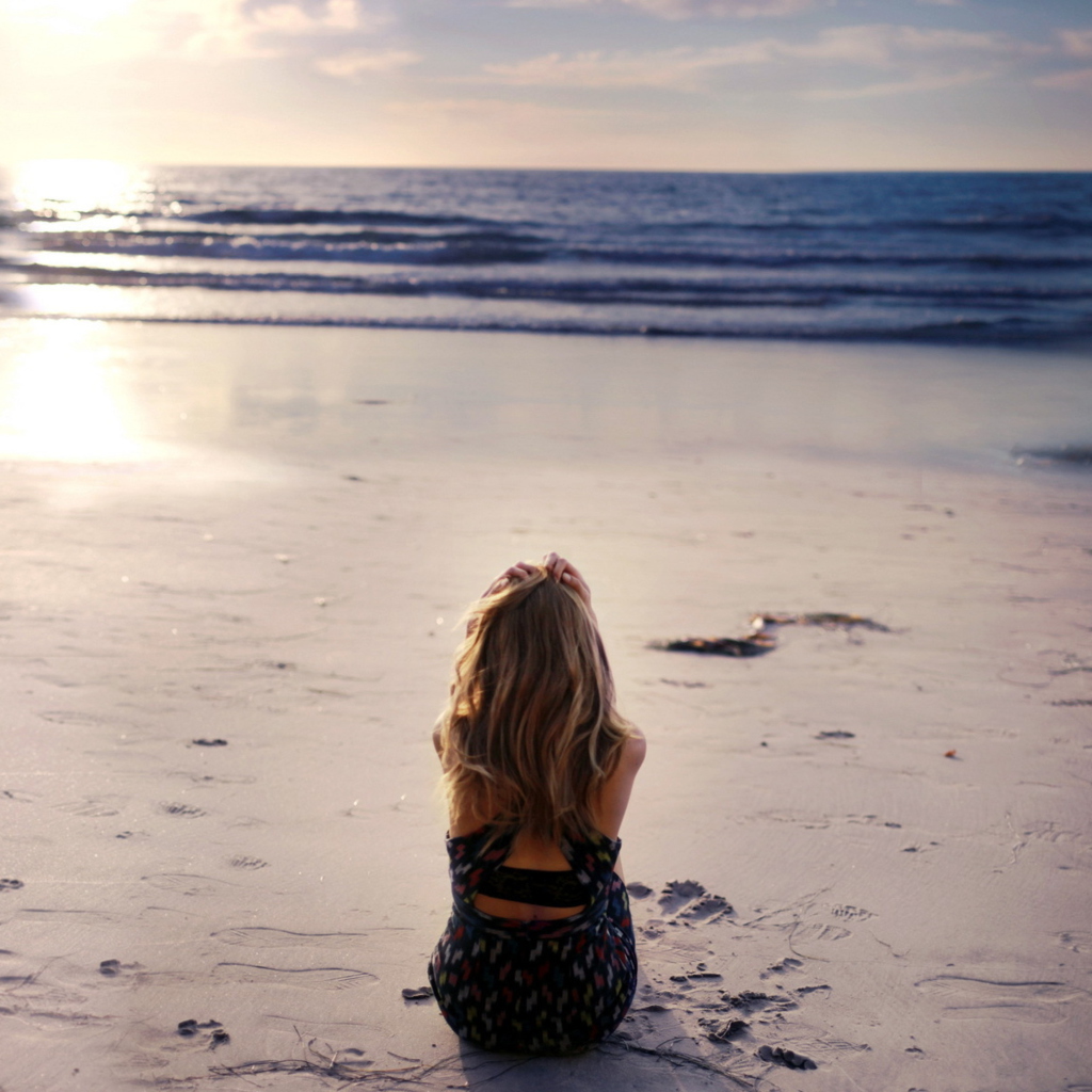 Sfondi Lonely Girl On Beautiful Beach 1024x1024