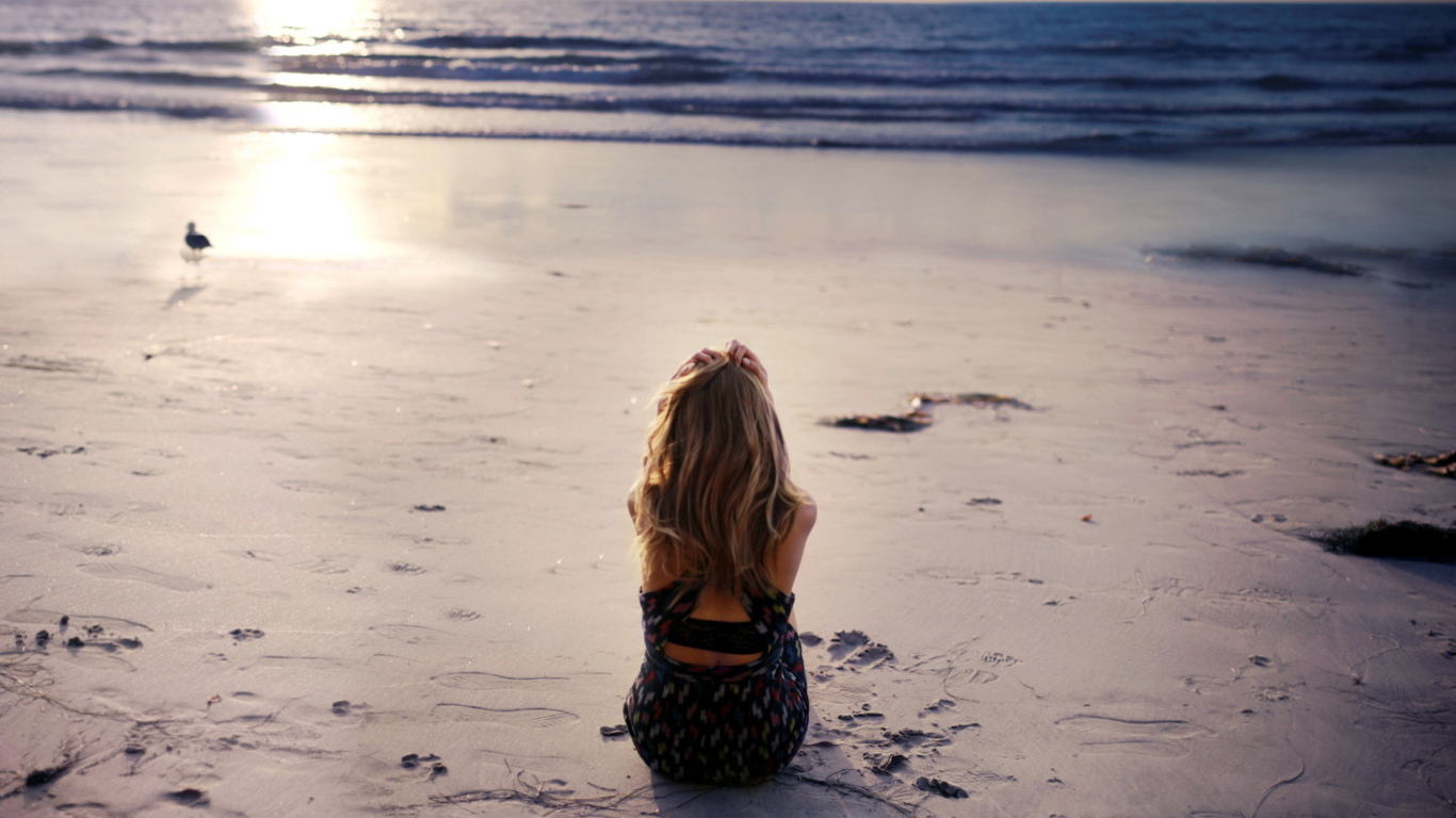 Das Lonely Girl On Beautiful Beach Wallpaper 1366x768