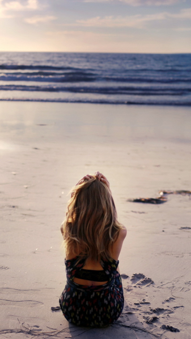 Fondo de pantalla Lonely Girl On Beautiful Beach 640x1136