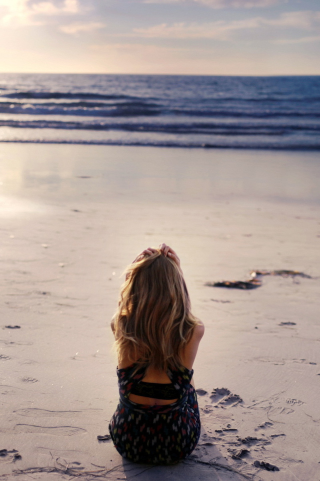 Das Lonely Girl On Beautiful Beach Wallpaper 640x960