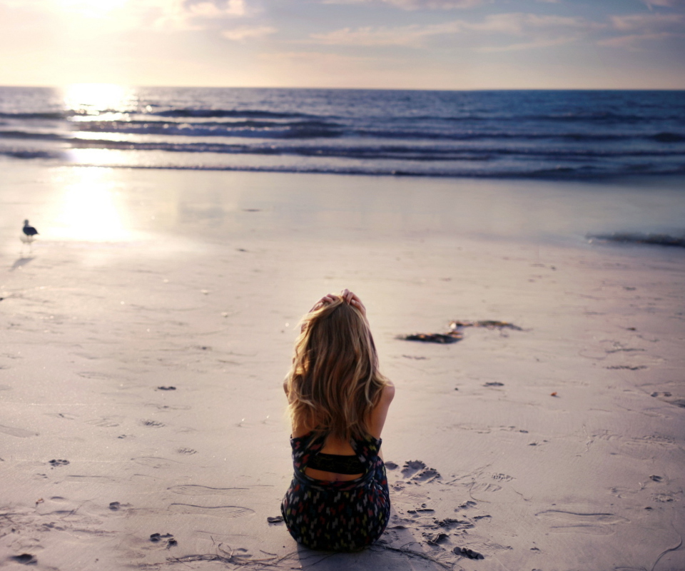 Sfondi Lonely Girl On Beautiful Beach 960x800