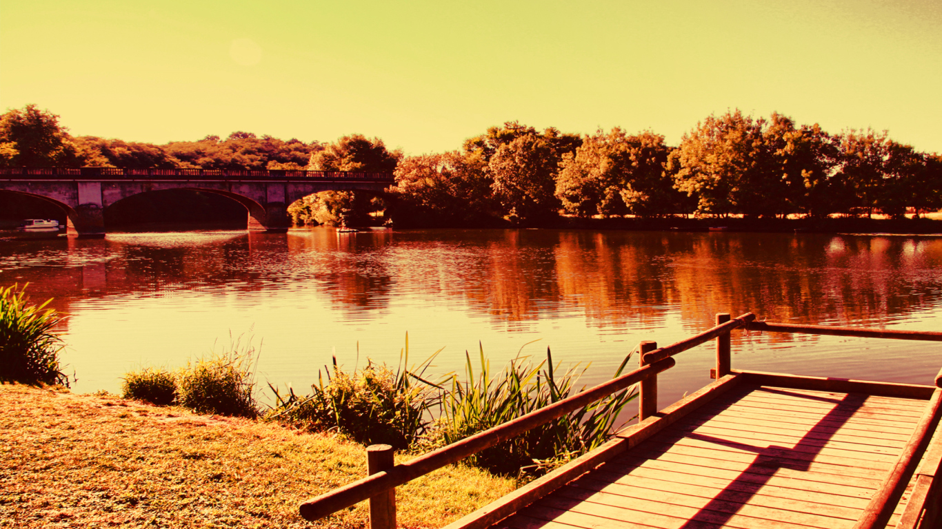 Sfondi Lake In France 1366x768