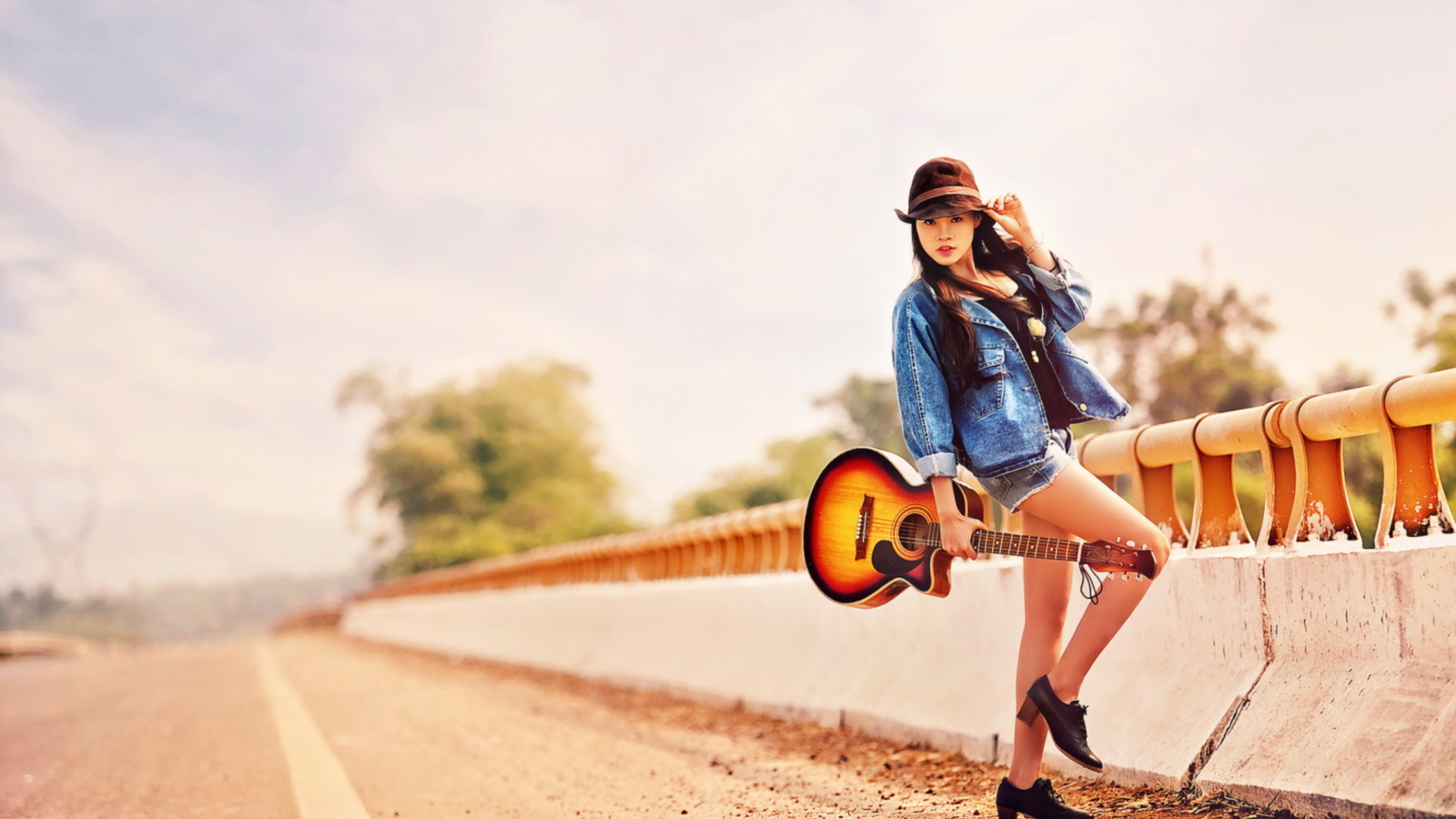 Sfondi Girl With Guitar 1600x900