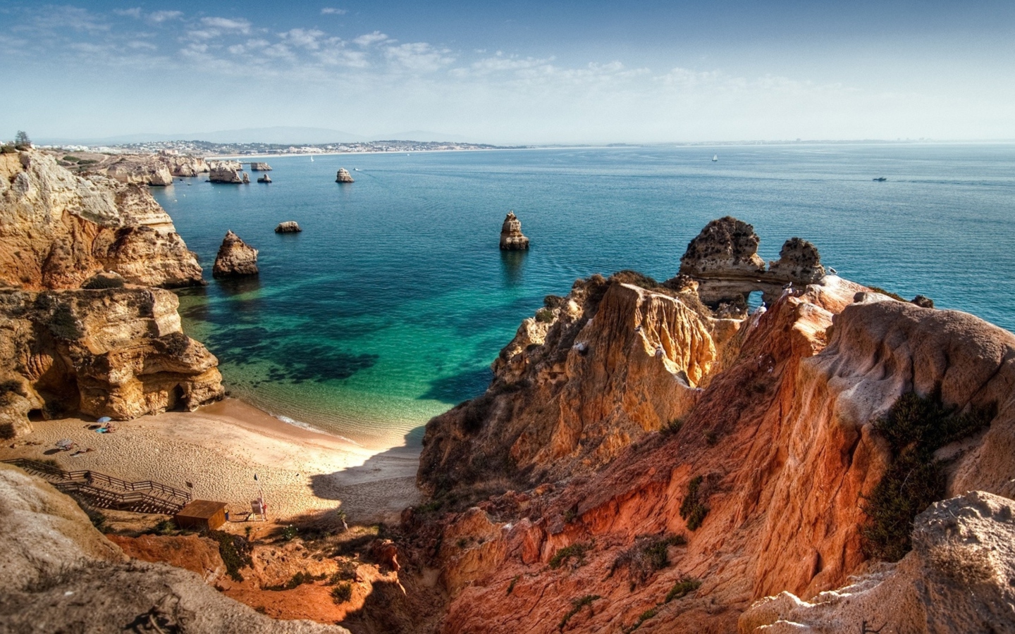 Fondo de pantalla Beautiful Bay Behind Ocean Rocks 1440x900