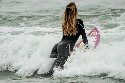 Das Girl Catching Wave Wallpaper 480x320