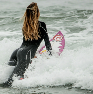 Girl Catching Wave - Obrázkek zdarma pro 208x208