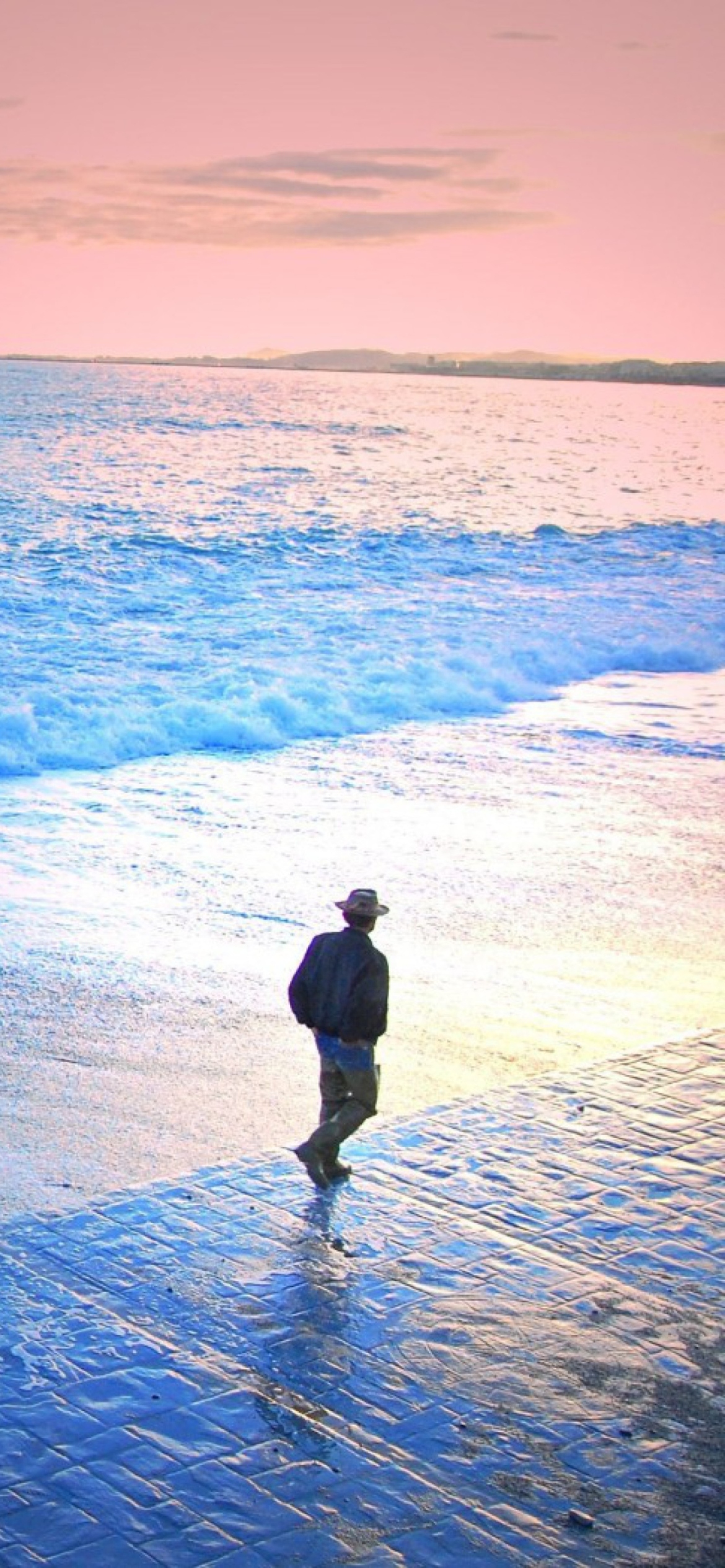 Das Man Walking By Beach Wallpaper 1170x2532