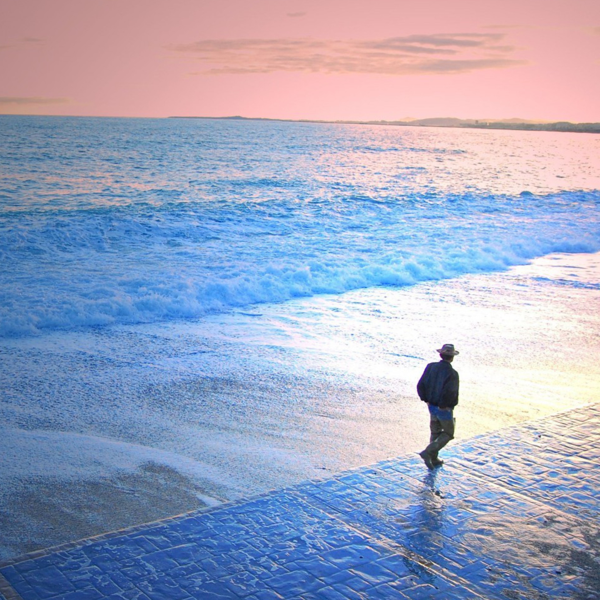 Sfondi Man Walking By Beach 2048x2048