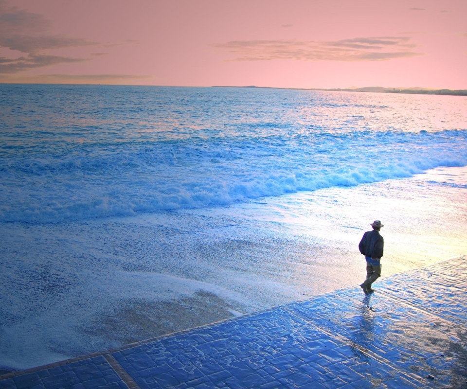Man Walking By Beach screenshot #1 960x800