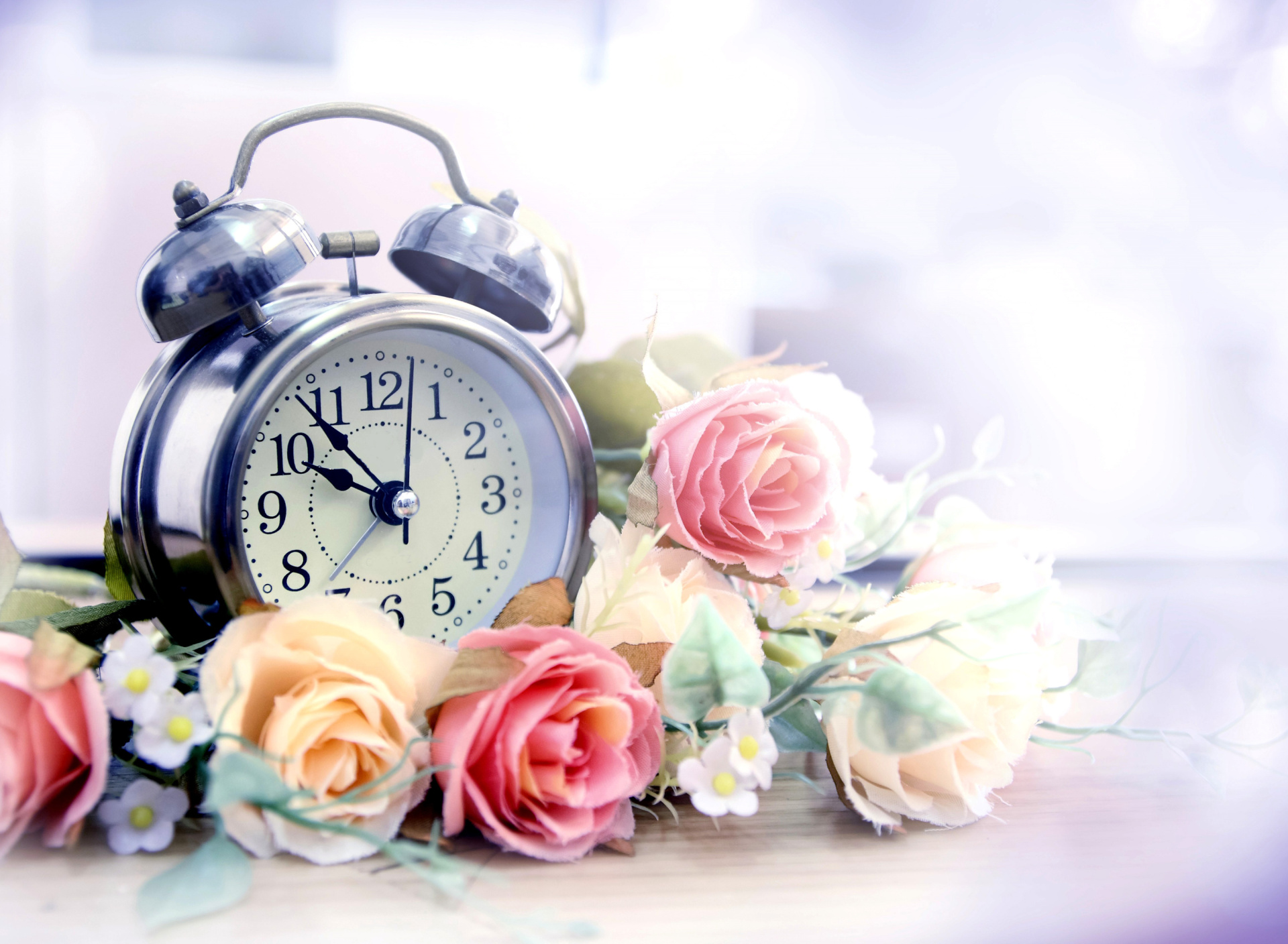 Обои Alarm Clock with Roses 1920x1408