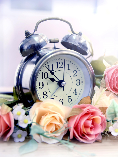 Fondo de pantalla Alarm Clock with Roses 480x640