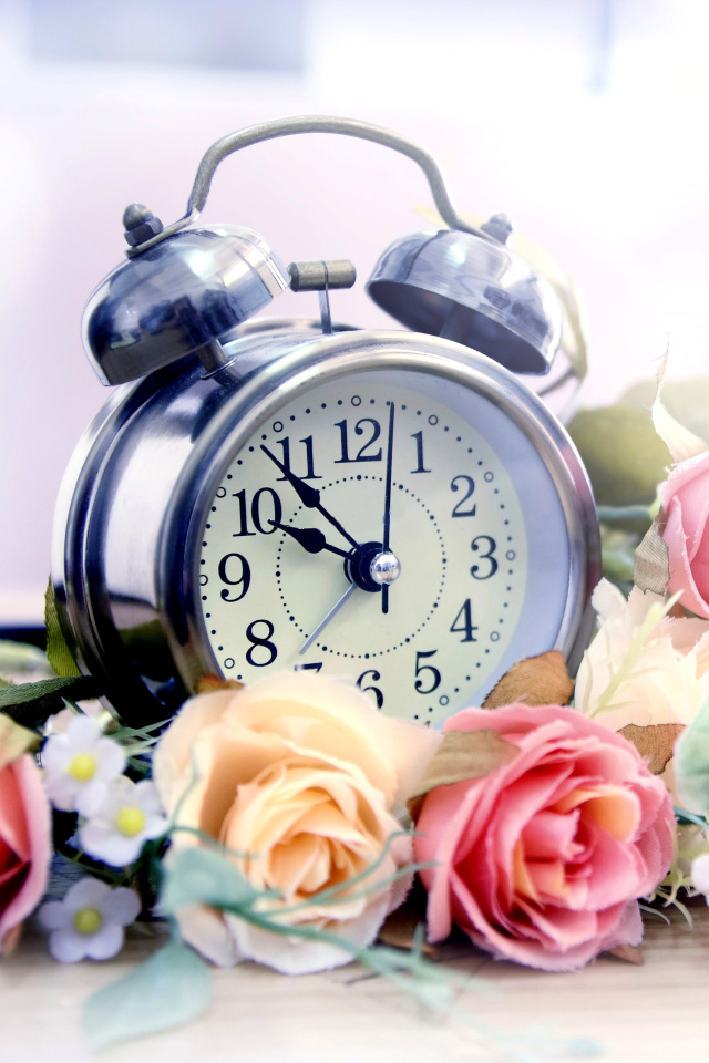 Fondo de pantalla Alarm Clock with Roses 640x960
