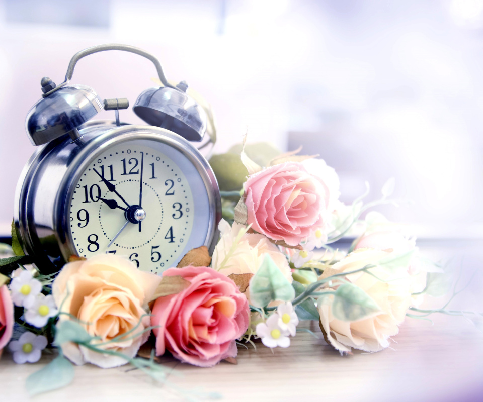 Обои Alarm Clock with Roses 960x800