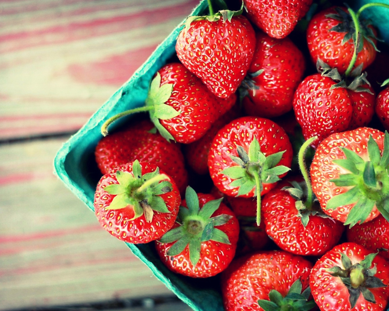 Box Of Strawberries wallpaper 1280x1024