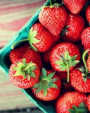 Fondo de pantalla Box Of Strawberries 128x160