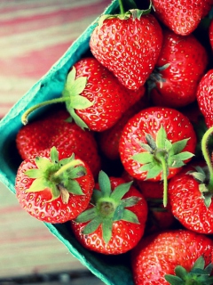 Screenshot №1 pro téma Box Of Strawberries 240x320