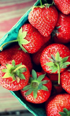 Обои Box Of Strawberries 240x400