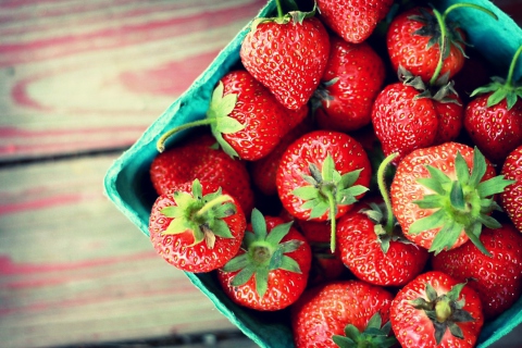 Box Of Strawberries wallpaper 480x320