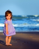 Sfondi Little Girl On Beach 128x160