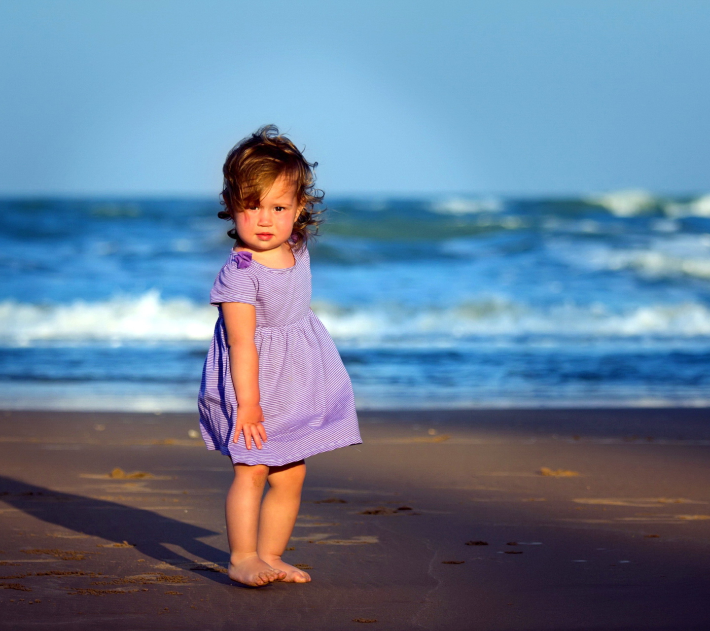 Sfondi Little Girl On Beach 1440x1280