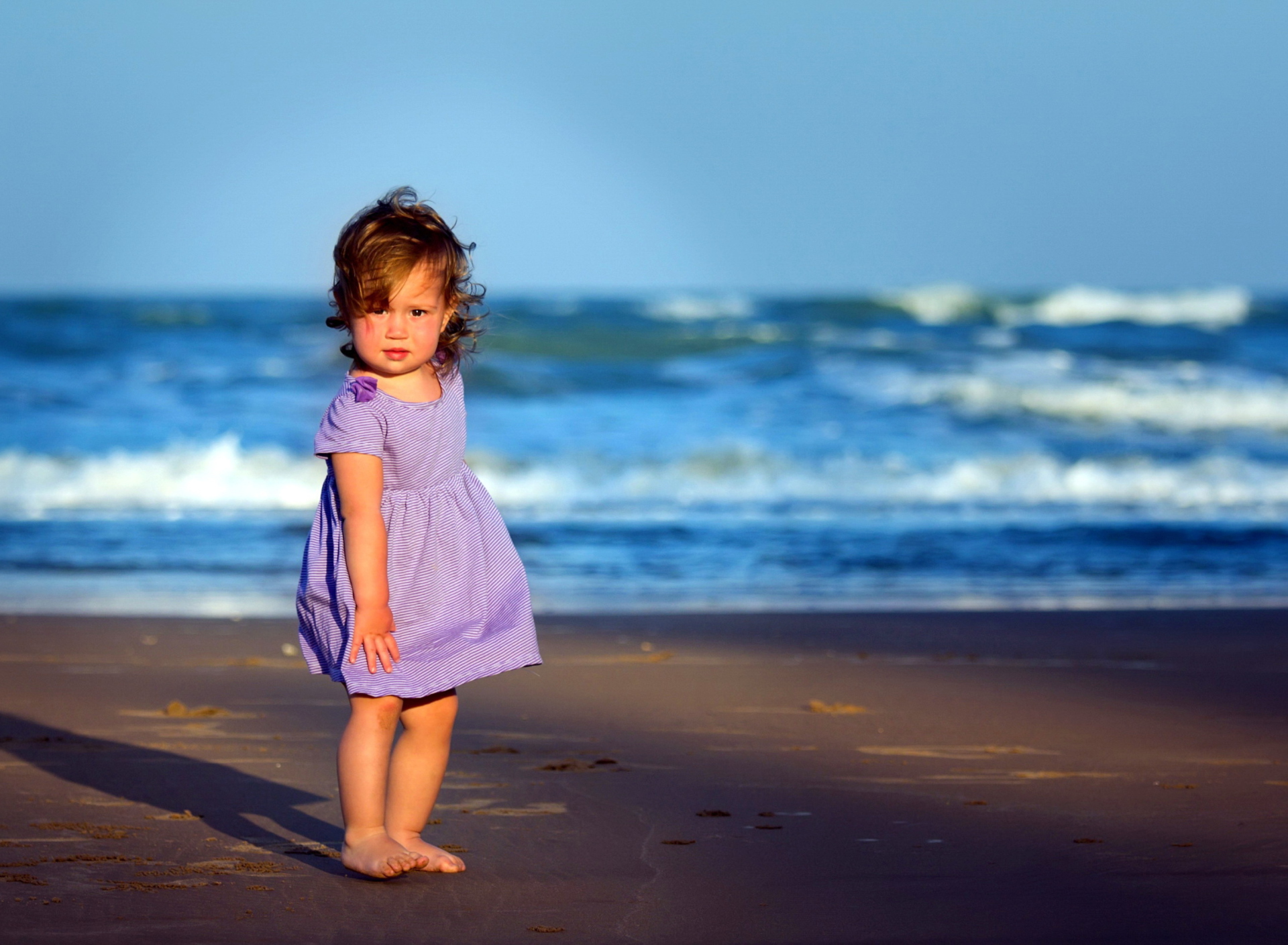 Sfondi Little Girl On Beach 1920x1408