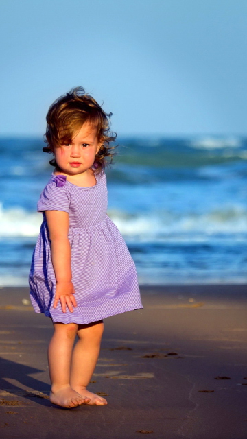 Обои Little Girl On Beach 360x640