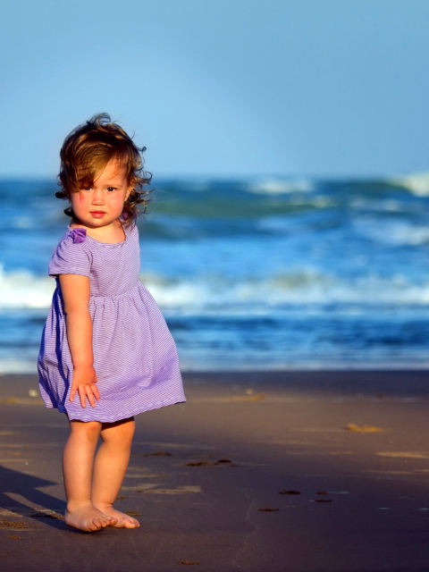 Обои Little Girl On Beach 480x640