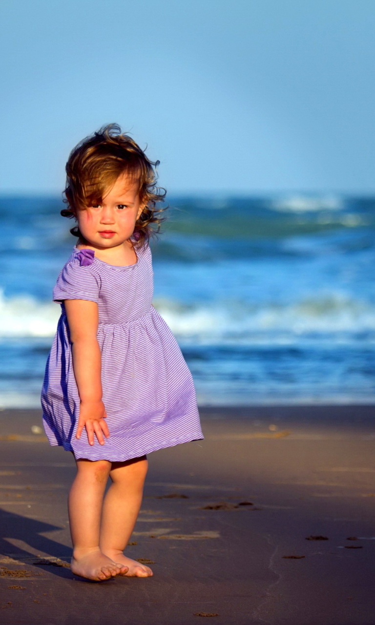 Das Little Girl On Beach Wallpaper 768x1280