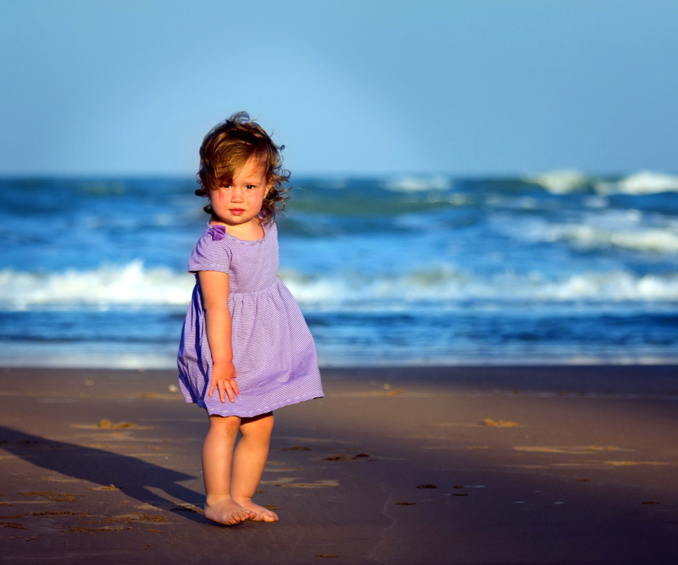 Sfondi Little Girl On Beach 960x800