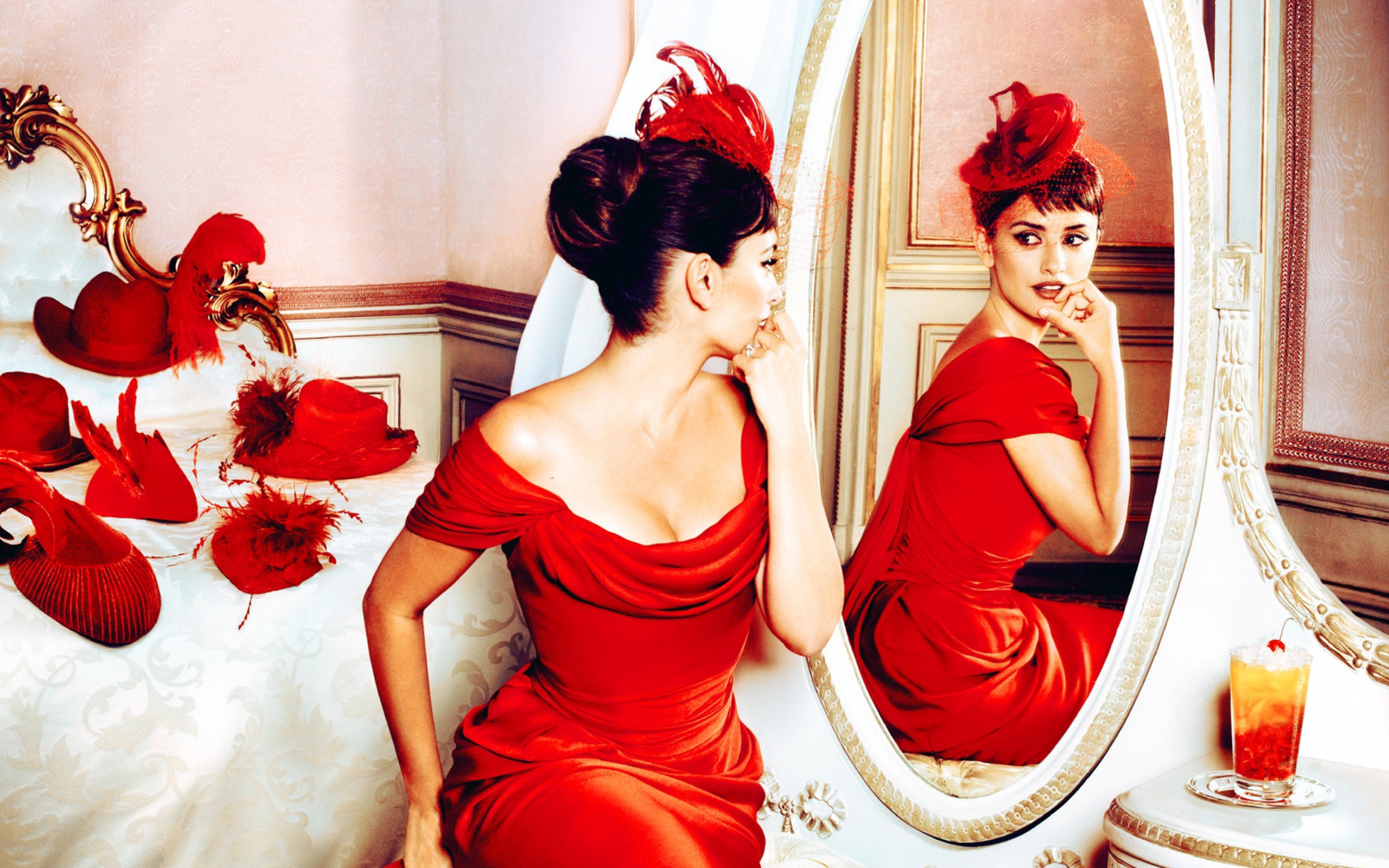Обои Penelope Cruz In Little Red Dress 2560x1600