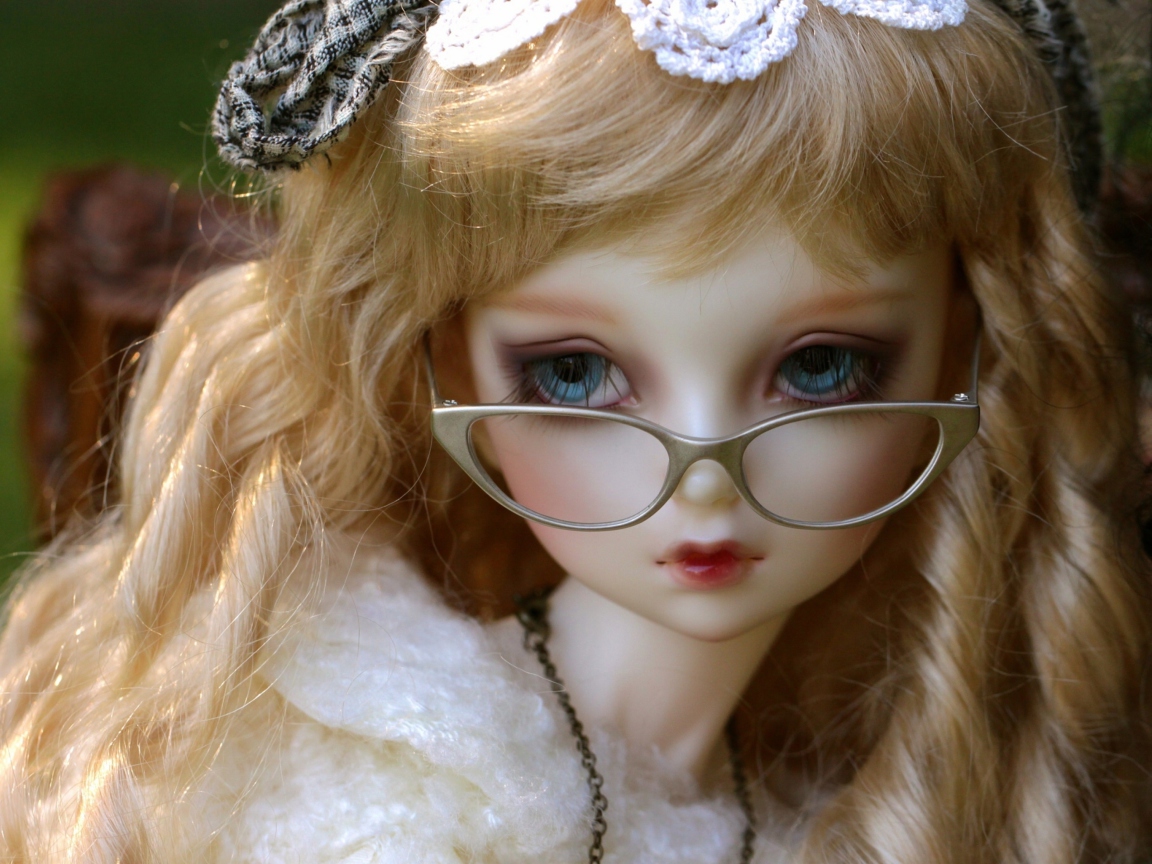 Das Doll In Glasses Wallpaper 1152x864