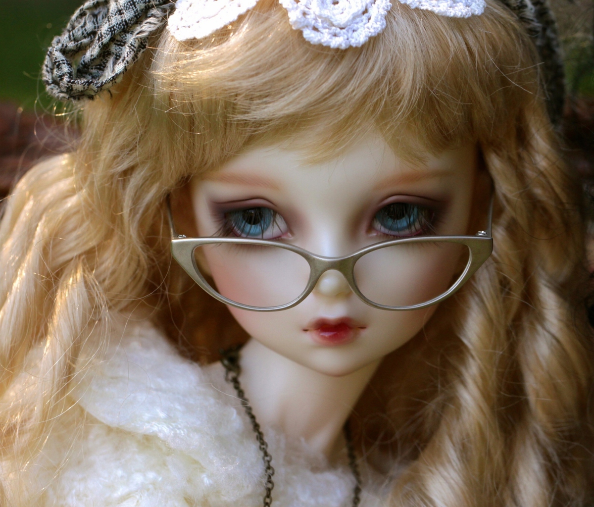 Screenshot №1 pro téma Doll In Glasses 1200x1024