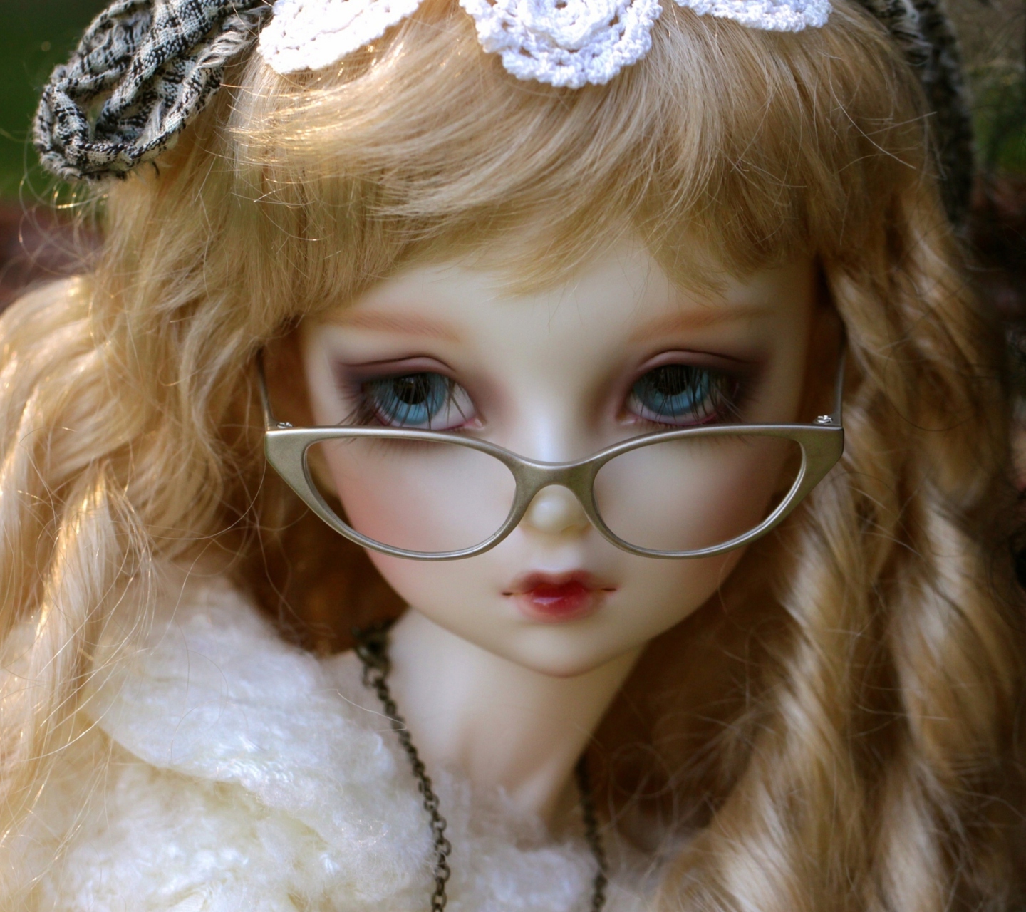 Das Doll In Glasses Wallpaper 1440x1280